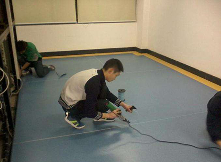PVC地板施工地板出现起泡、翘边原因